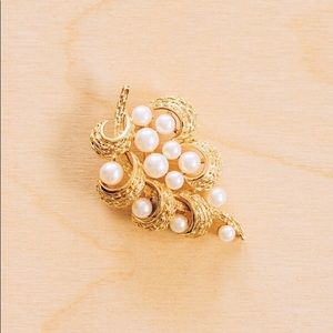 Vintage Gold & Peal Flower Leaf Brooch Pin